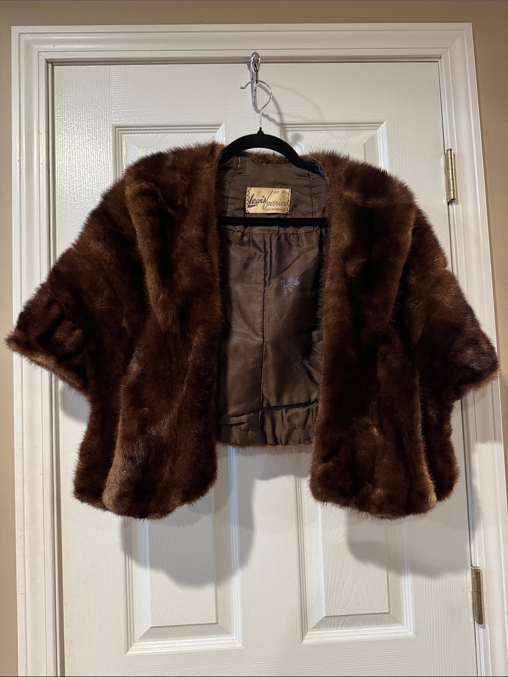 Lewis Furrier of Sacramento real mink fur capelet/stole with pockets
